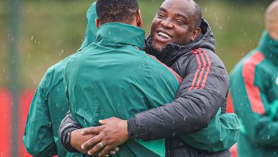 Benni McCarthy embracing teammate while at Manchester United