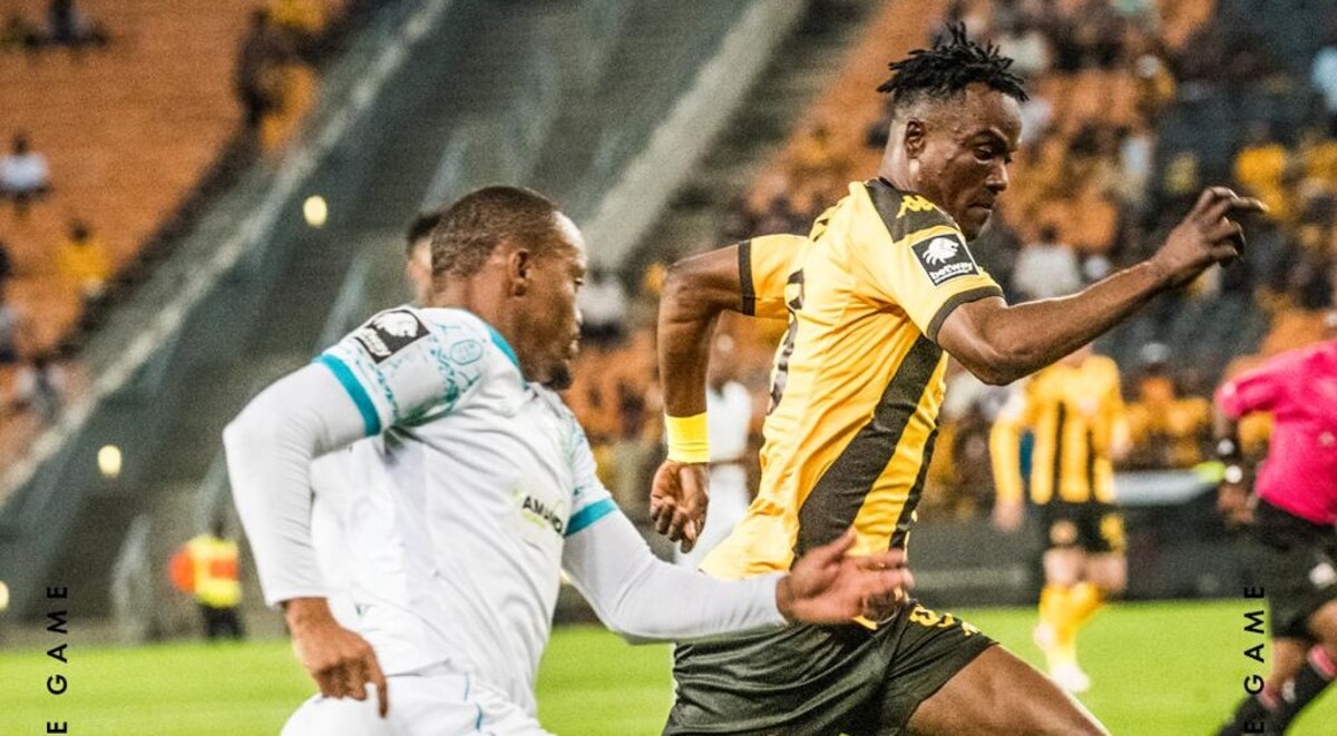 Riaan Hanamub and Kaizer Chiefs Glody Lilepo fighting for the ball