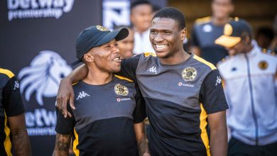 Thatayaone Ditlhokwe and Pule Mmodi having a chat before a Kaizer Chiefs game