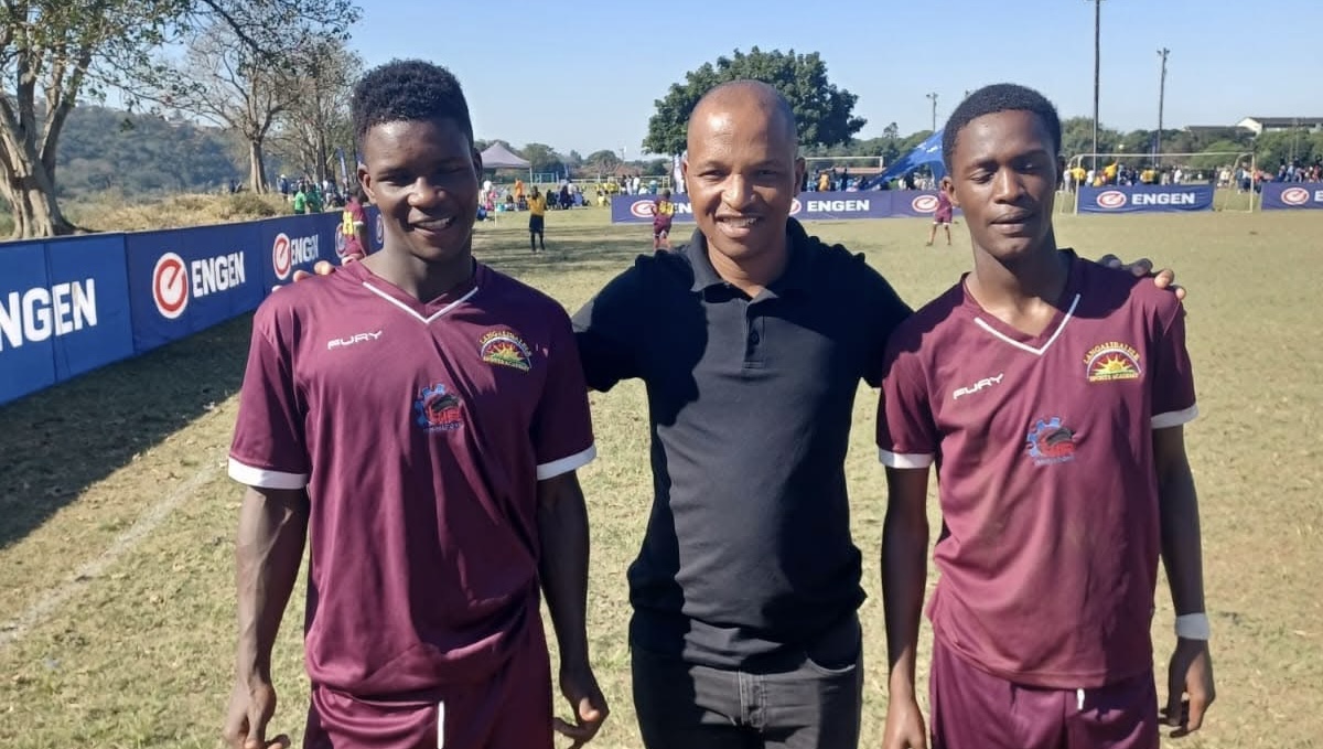 Mbekezeli Mbokazi alongside his coach and teammate during the Engen Knockout Challenge