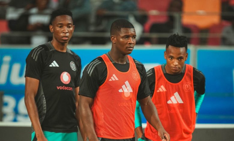 Mbekezeli Mbokazi with Thalente Mbatha and Relebohile Mofokeng during Orlando Pirates' warm up session