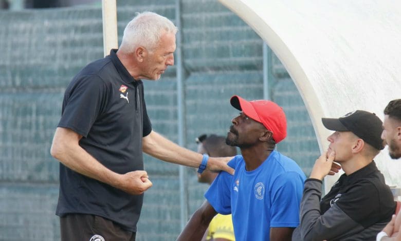 Ernst Middendorp giving Benson Mhlongo instructions