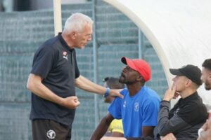 Ernst Middendorp giving Benson Mhlongo instructions