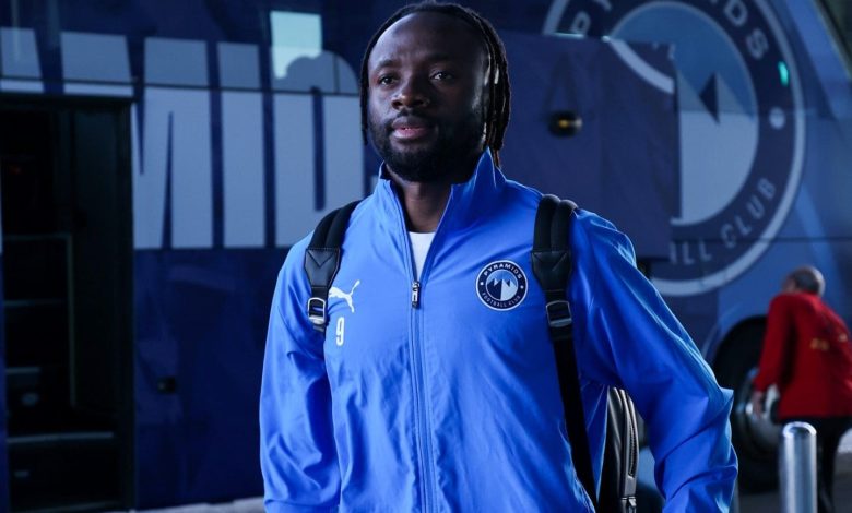 Fiston Mayele of Pyramids FC traveling