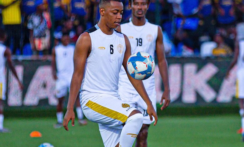 Maverick Tanzanian midfielder Feisal Salum warm up