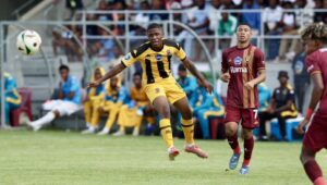 Kaizer Chiefs’ Naledi Hlongwane challenged by Stellenbosch FC players in the DDC match