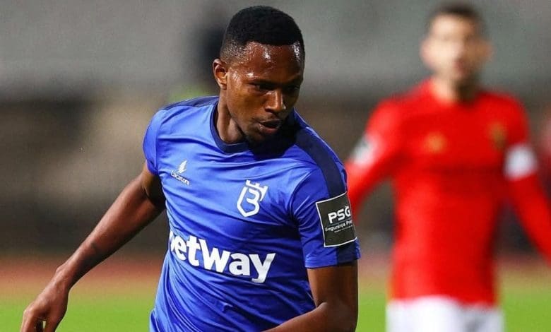 Iceland-based defender Thibang Phete in action