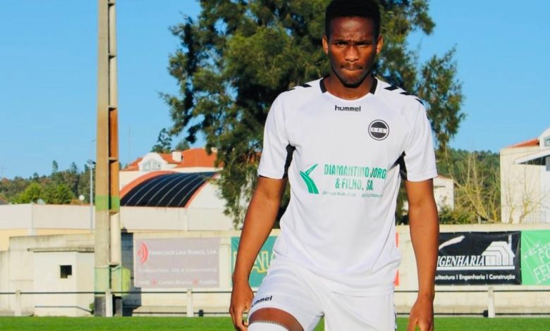 Former Palmelense FC midfielder Simo Mbhele with the ball