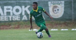 Kabelo Kgositsile holding the ball and looking at his teammates