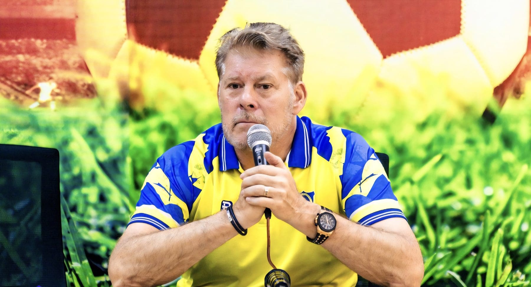Luc Eymael addressing the media in the DRC 