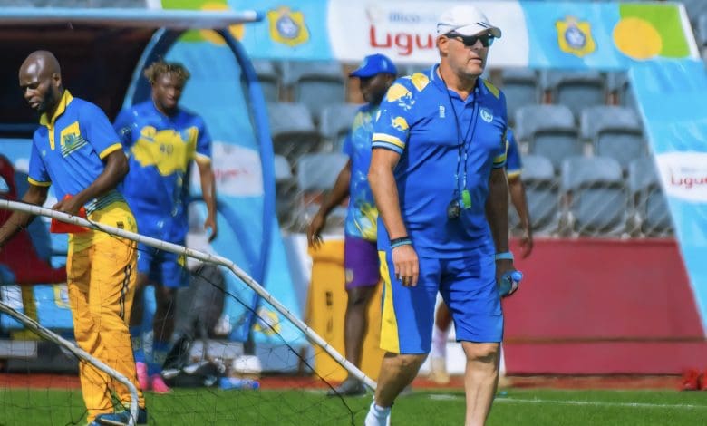 Luc Eymael during a training session with FC Saint Eloi Lupopo