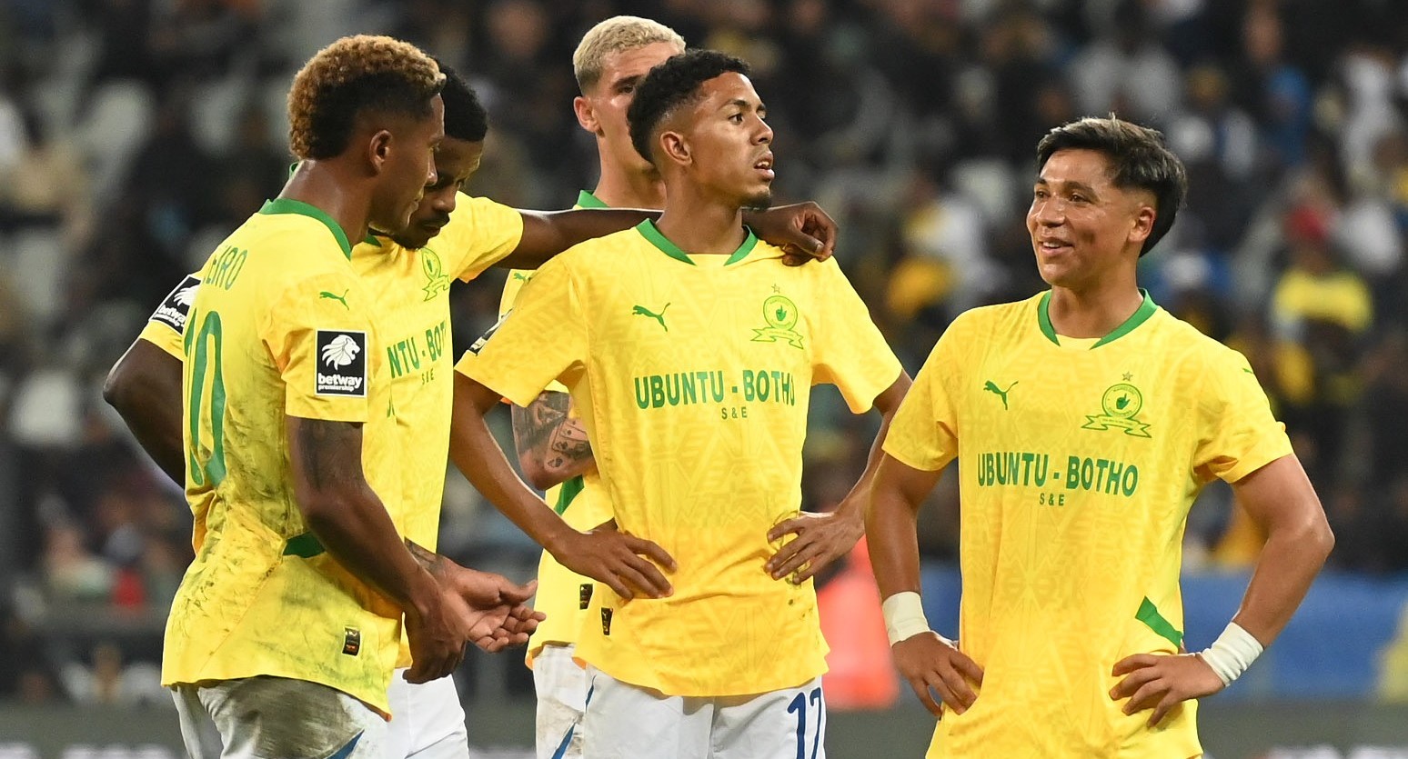 Mamelodi Sundowns players on a free-kick spot against Cape Town City