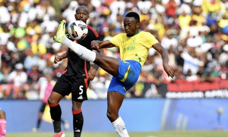 Mamelodi Sundowns star Peter Shalulile tackling Orlando Pirates defender Nkosinathi Sibisi