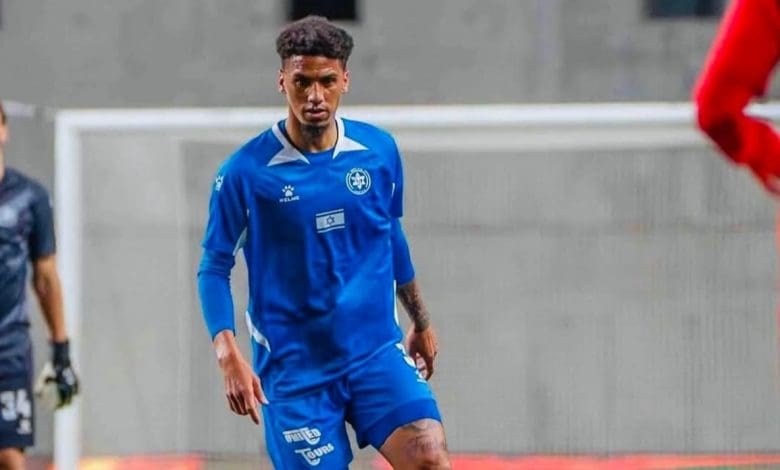 Rushine De Reuck in action for Maccabi Petah Tikva FC