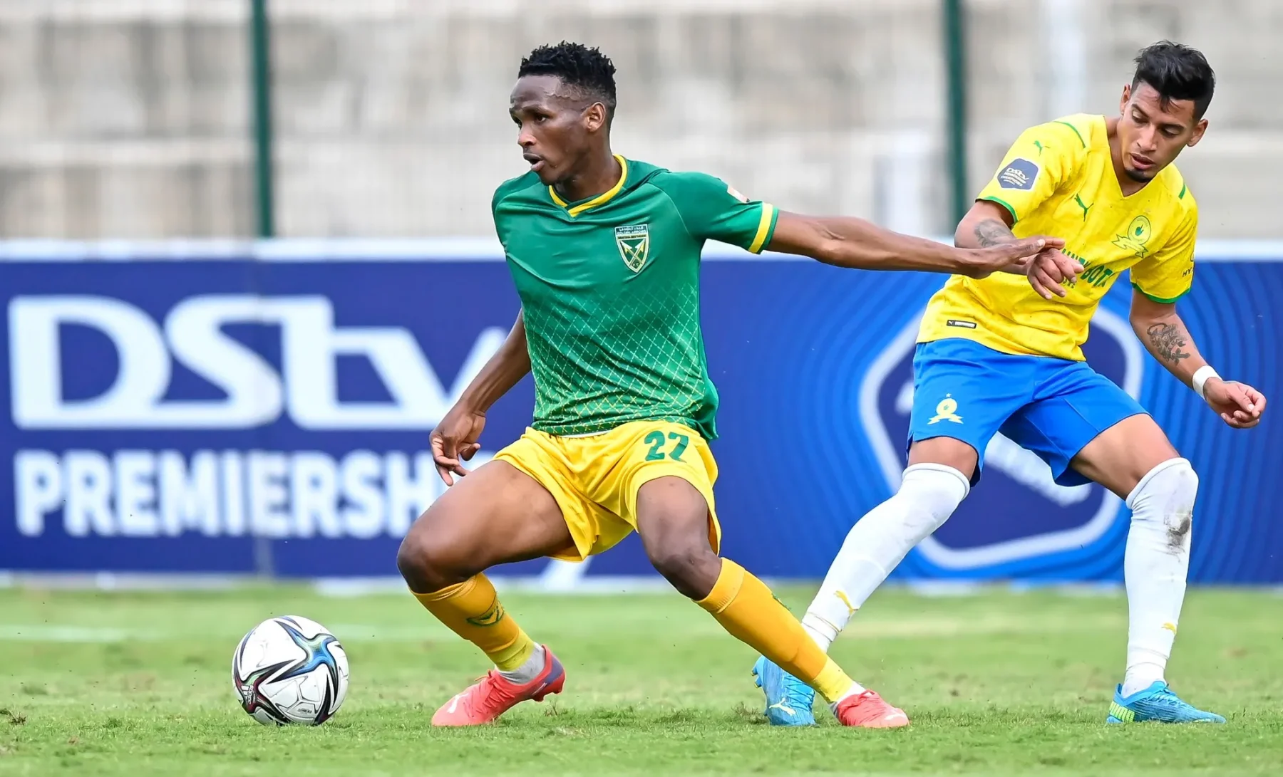 midfielder Simo Mbhele playing for Golden Arrows against Mamelodi Sundowns 