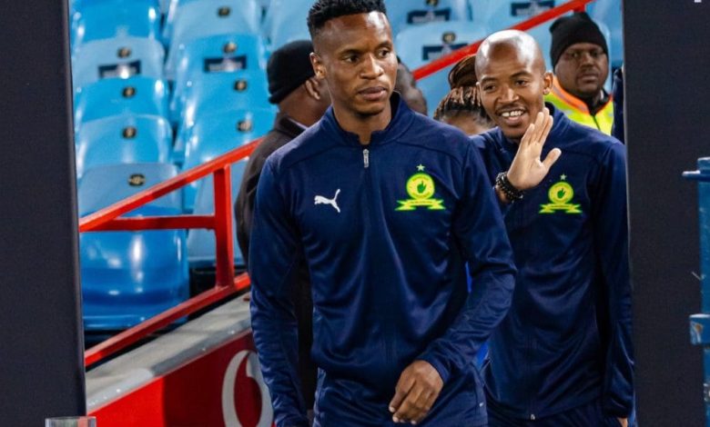 Mamelodi Sundowns veteran midfielder Themba Zwane walking to the pitch