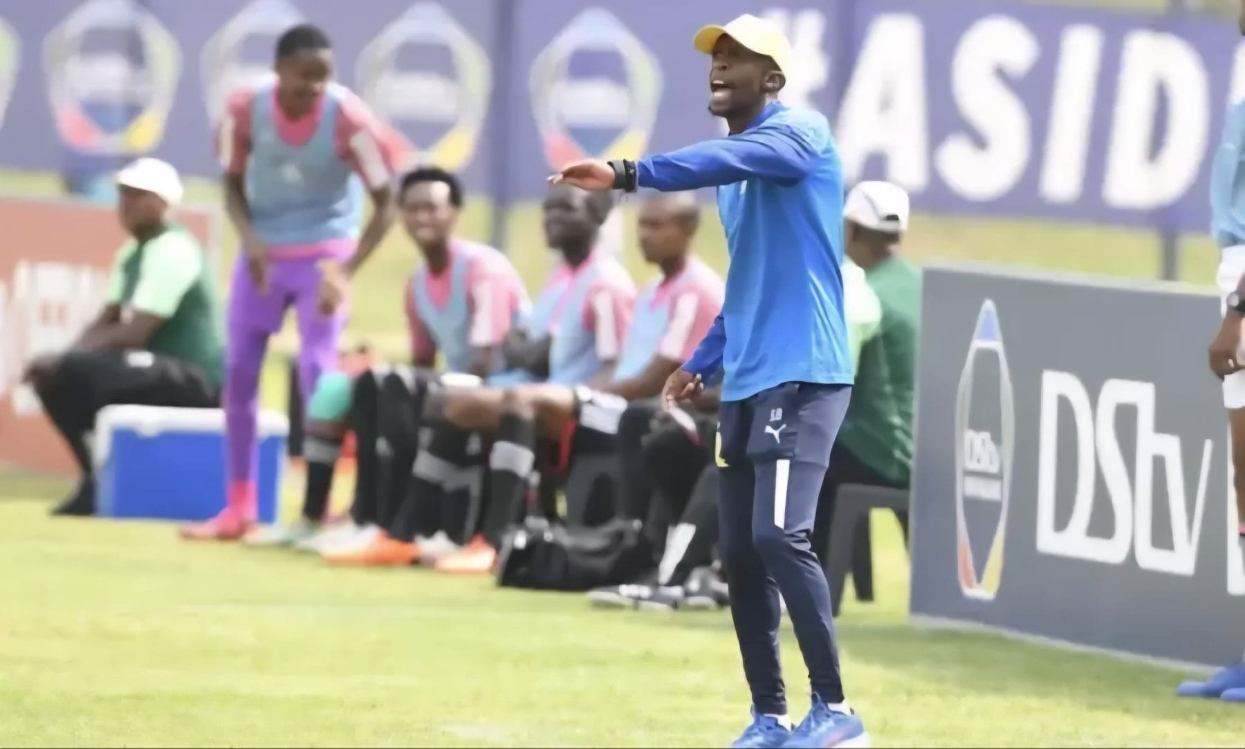 Sinethemba Badela coaching the Mamelodi Sundowns DStv Diski Challenge team 