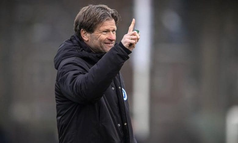 Jan Vreman giving instructions at second division side De Graafschap