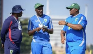 Manqoba Mngqithi, Musa Bilankulu and Kagisho Dikgacoi discussing during the training session