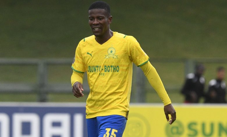 Neo Maema of Mamelodi Sundowns in action