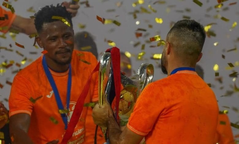 Ex-Kaizer Chiefs star Siyabonga Ngezana celebrating the FCSB title