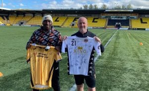 Carlos Mtshamba posing with Livingston manager.