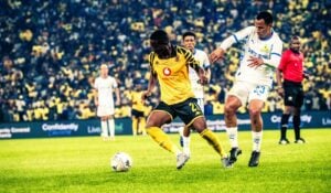 Kaizer Chiefs and Mamelodi Sundowns in action in the league
