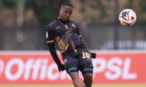 Andile Mpisane passing the ball in a Royal AM game.