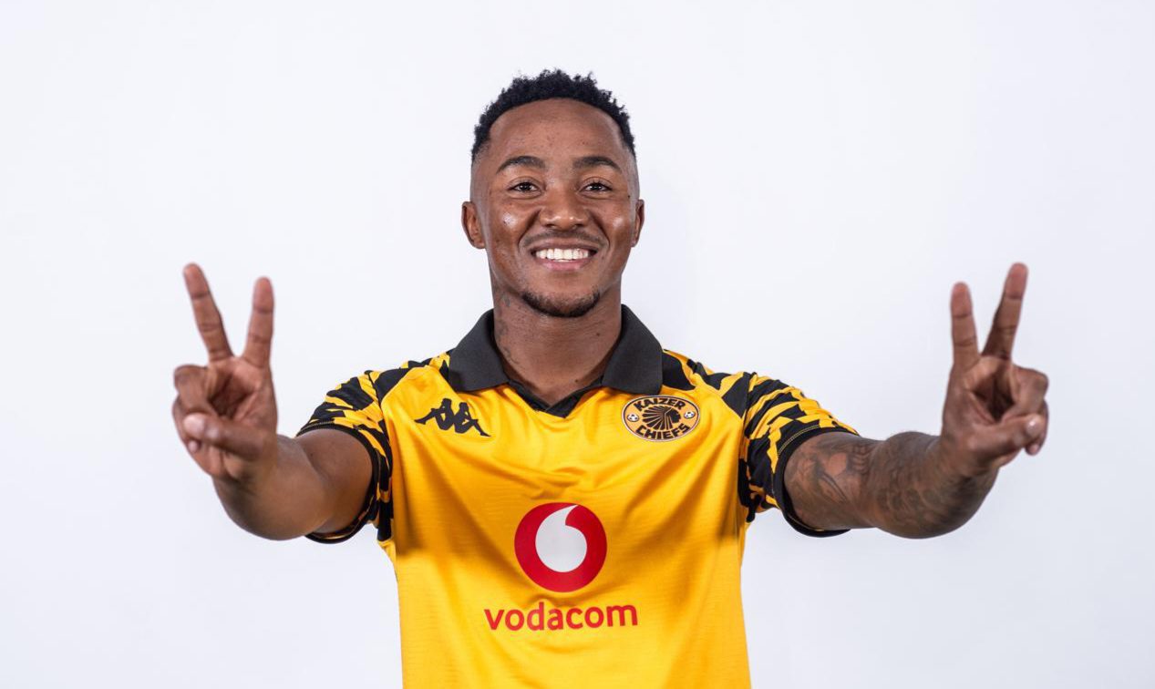 Lebohang Maboe doing the Kaizer Chiefs sign