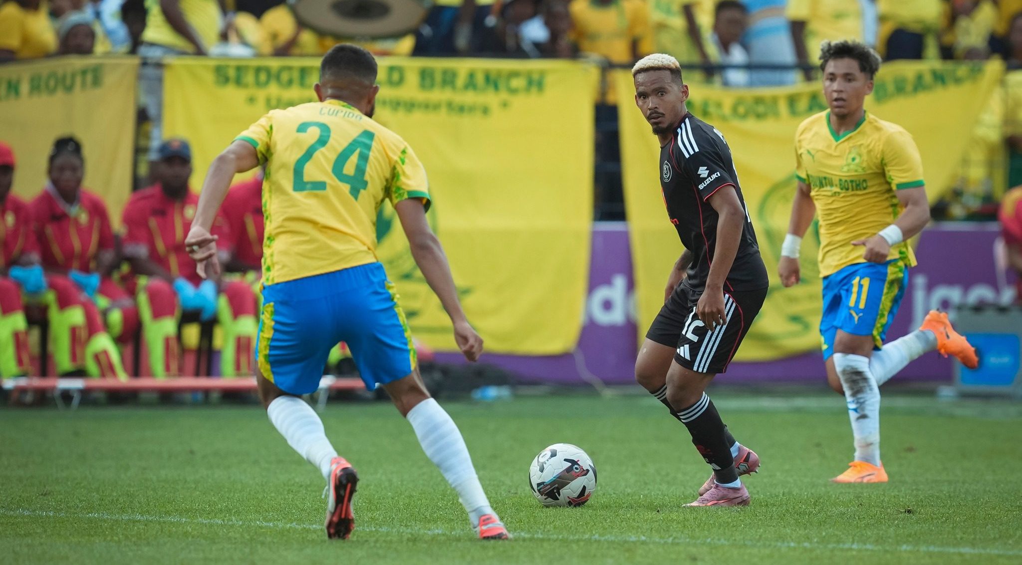 Oswin Appollis of Orlando Pirates in action against Mamelodi Sundowns