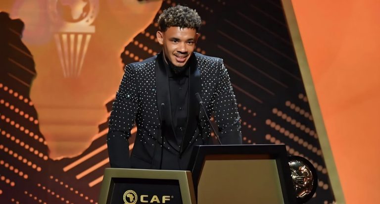 Ronwen Williams accepting the CAF goalkeeper of the year award
