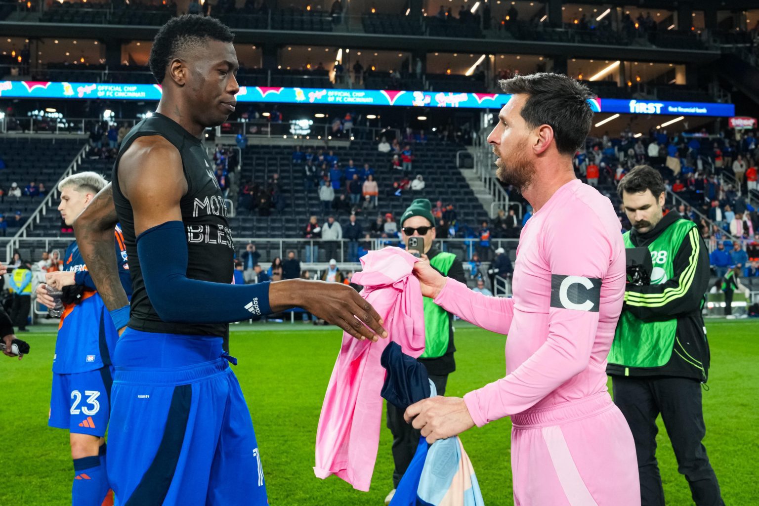 Ex-Kaizer Chiefs star Teenage Hadebe swapping jerseys with Lionel Messi