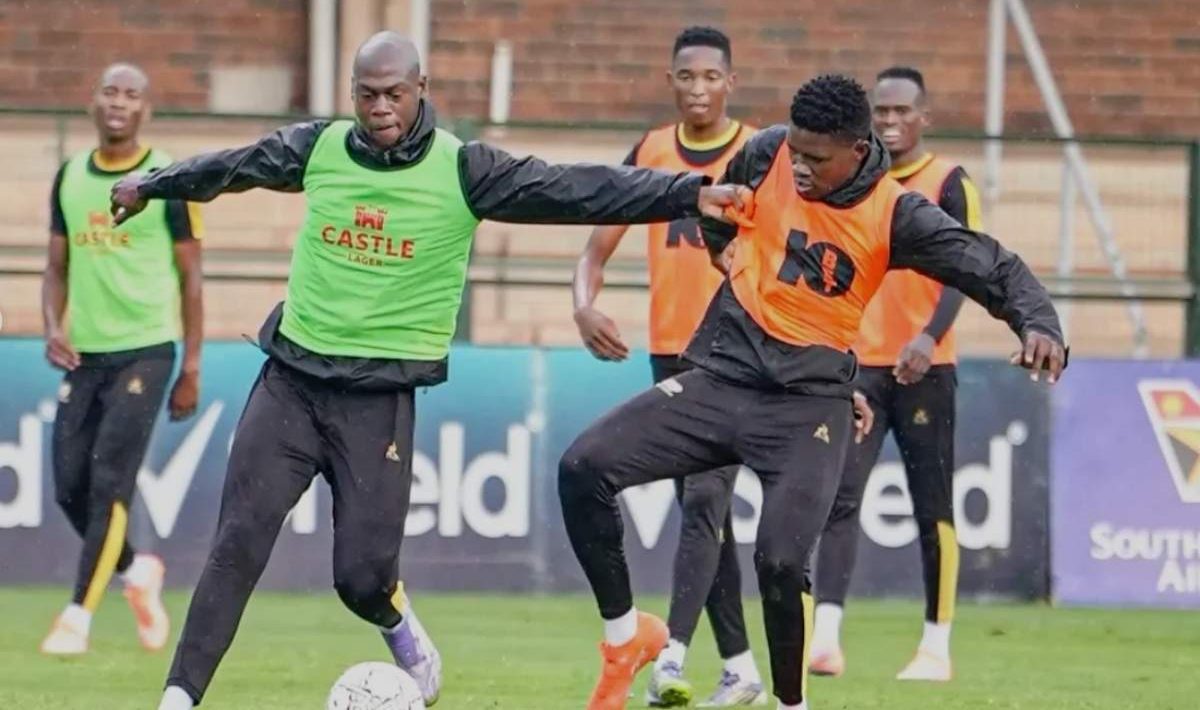 Bafana Bafana's Bathusi Aubaas battles Evidence Makgopa at training. Image: Bafana Bafana