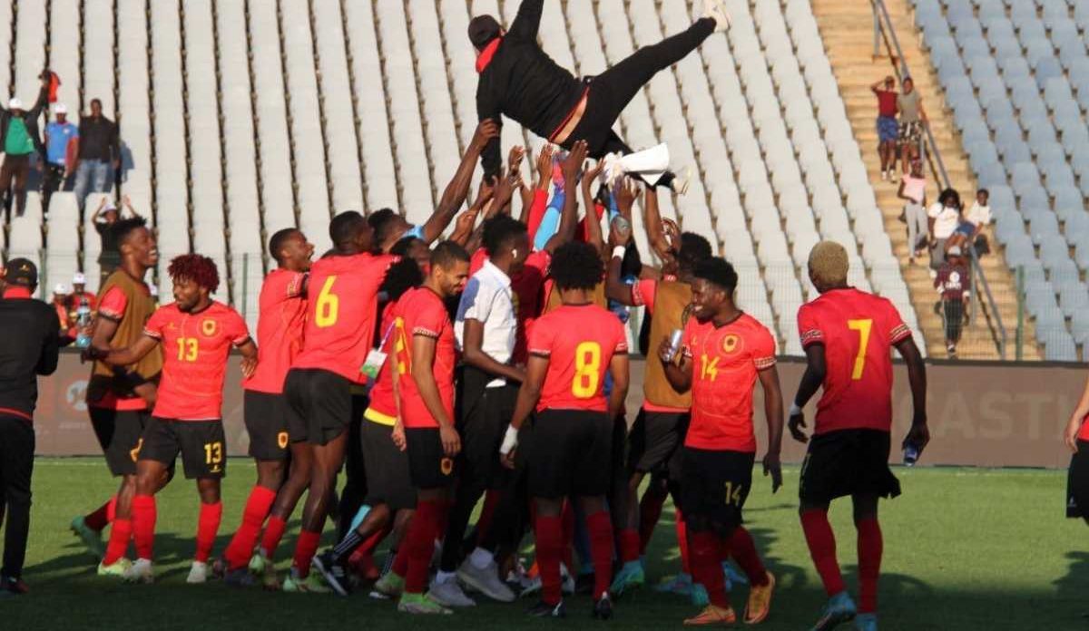 Angola team worships coach Pedro Gonçalves at Dobsonville Stadium. Image: Angola FA