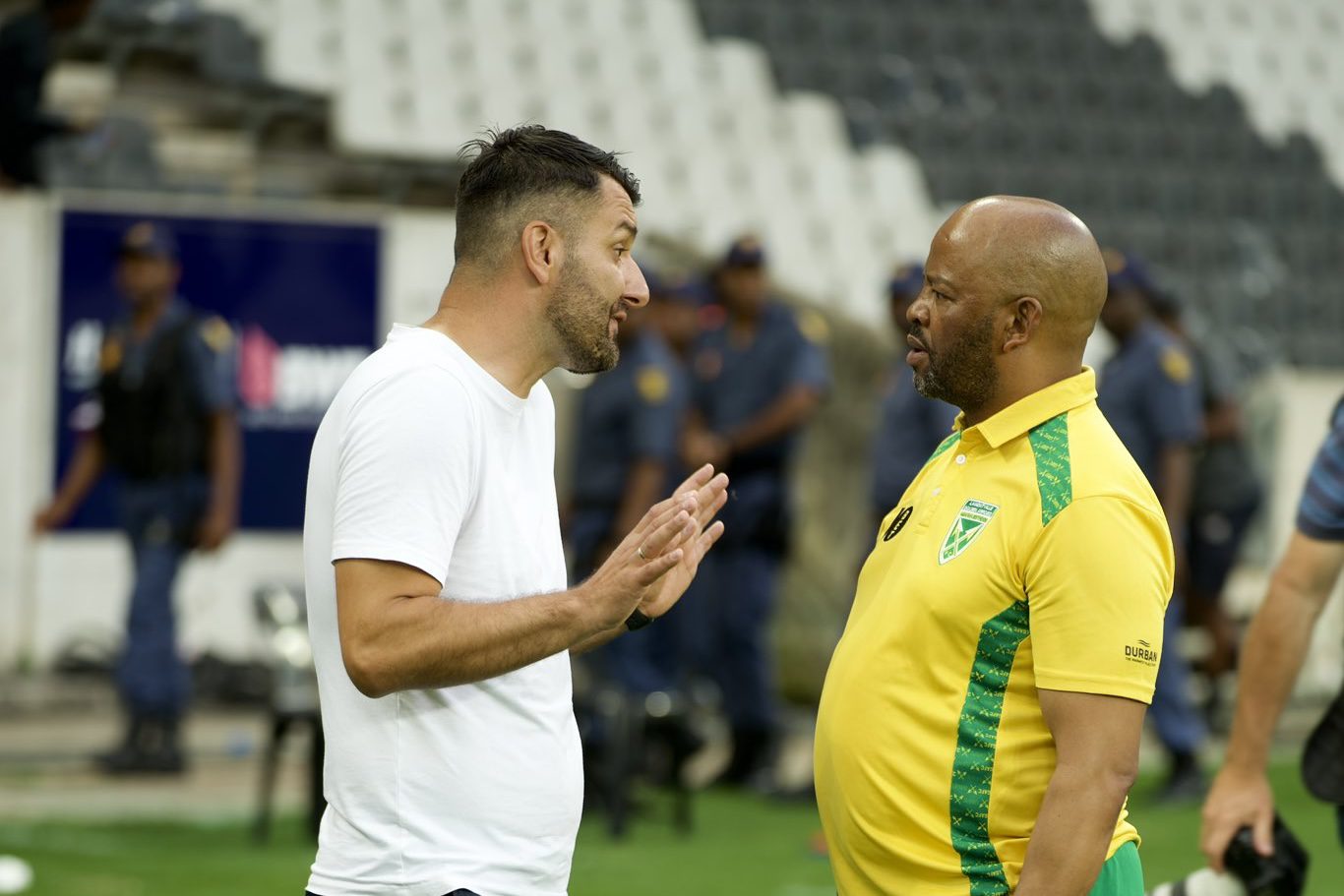 Manqoba Mngqithi conversing with Adnan Beganovic