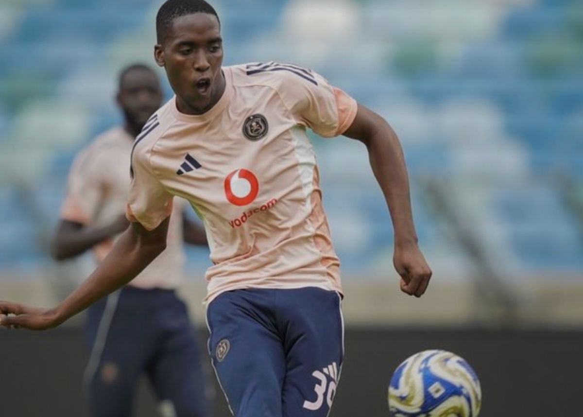 Sifiso Luthuli warms up for Orlando Pirates at the Moses Mabhida Stadium. Image: sifisoluthuli_09/Instagram