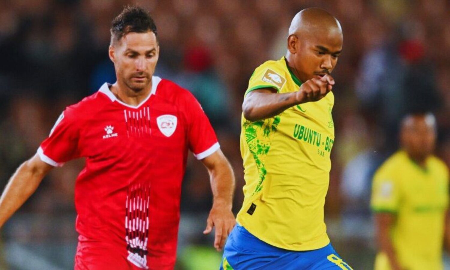 Bradley Grobler challenging Jayden Adams during Sekhuklune United vs Mamelodi Sundowns