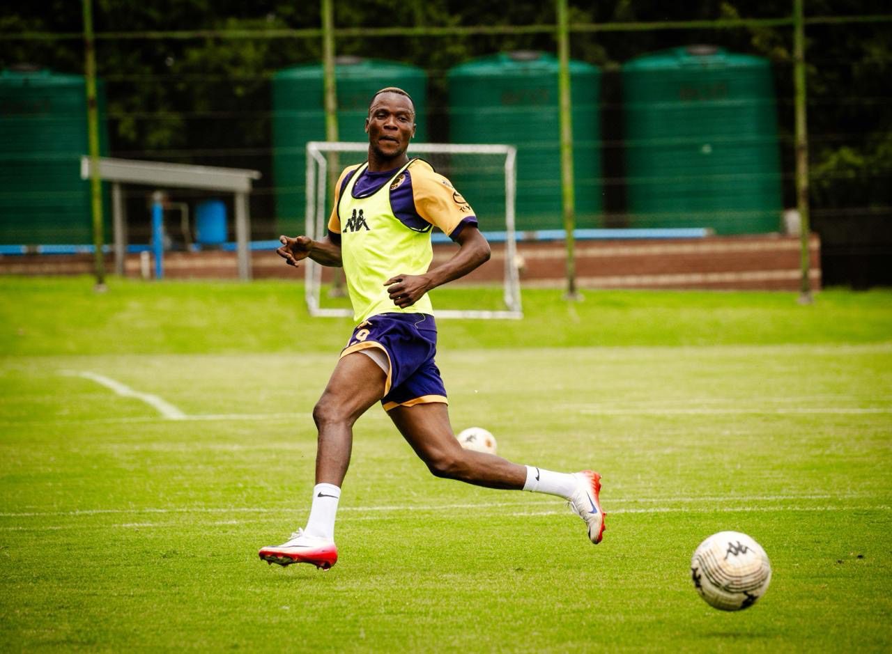 Glody Lilepo in a Kaizer Chiefs training session