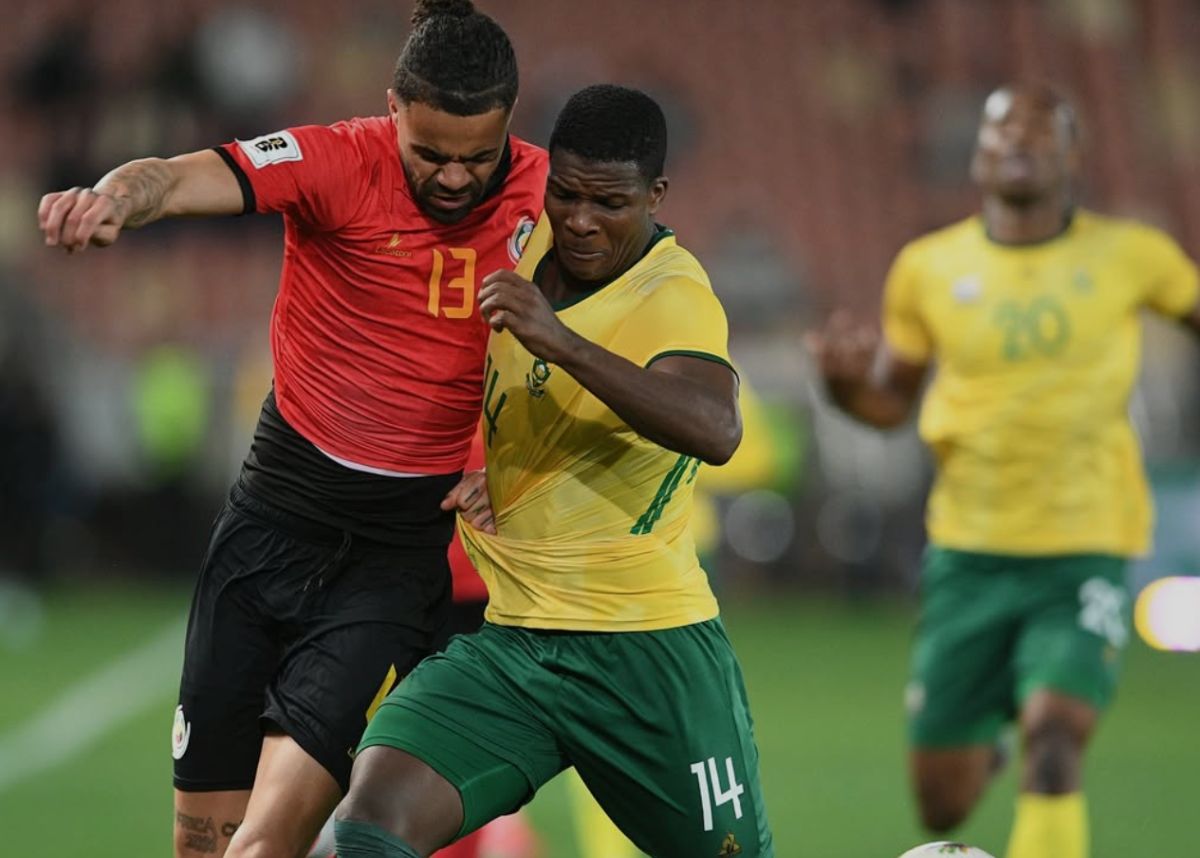Bafana Bafana's Mbekezeli Mbokazi closes down Angola's Tó Carneiro at AFCON 2025. Image: mbekezel05