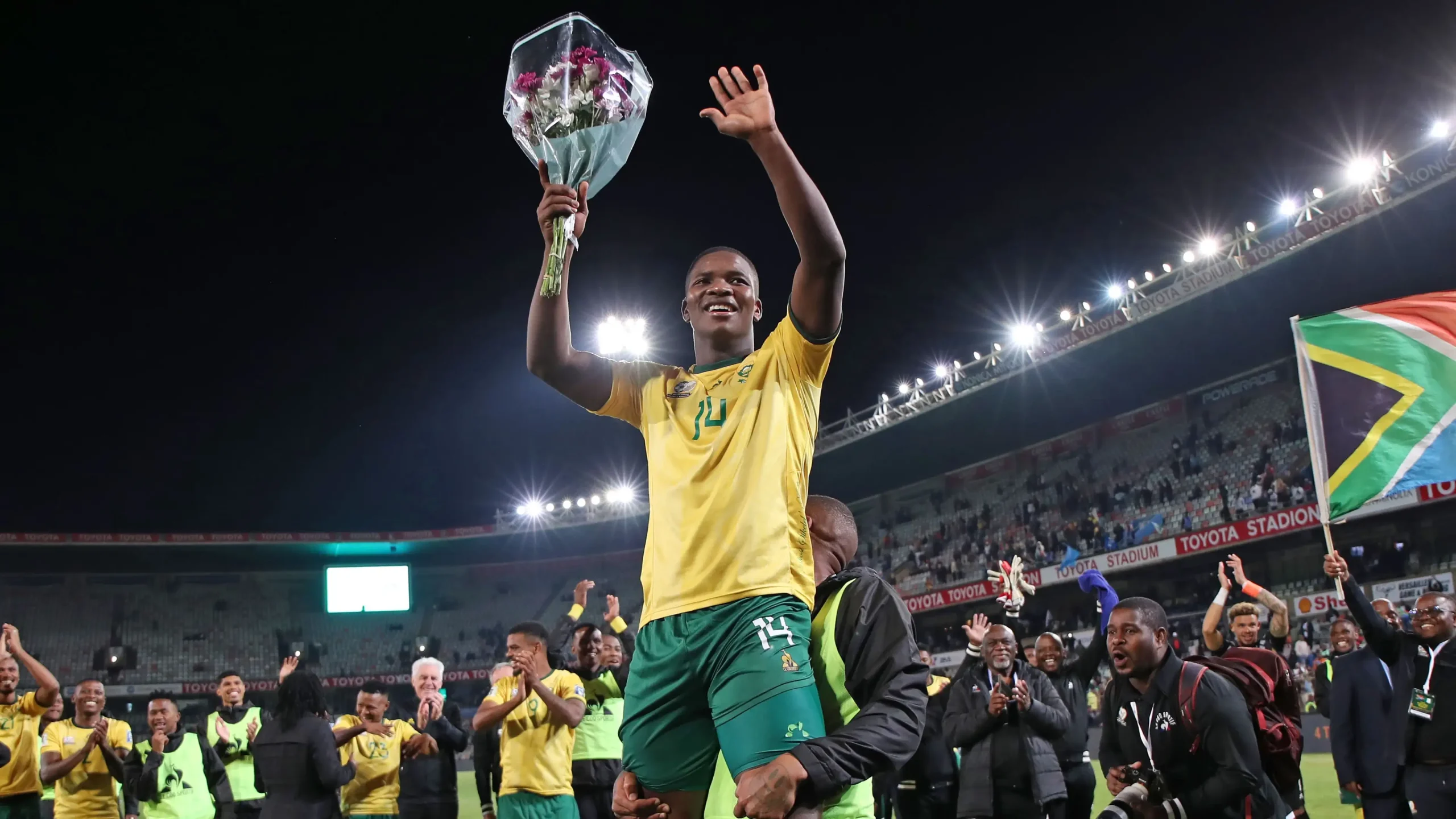 Mbekezeli Mbokazi of Bafana Bafana given flowers by fans