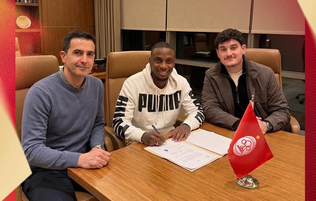 Thembinkosi Lorch officially signing for Al Ittihad
