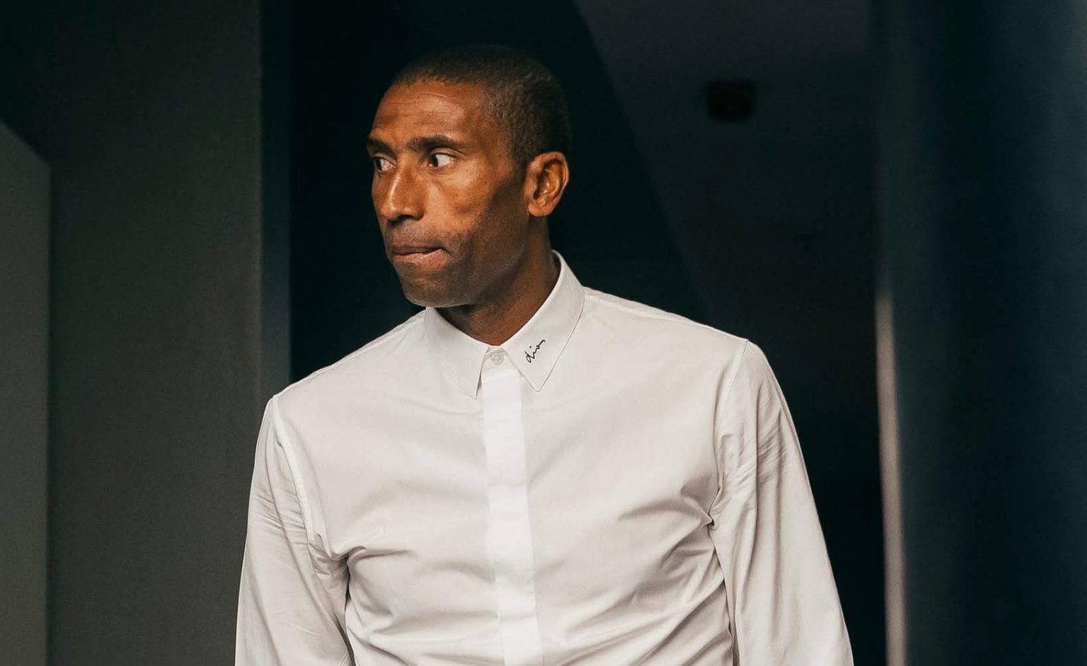 Orlando Pirates coach Abdeslam Ouaddou arriving at the stadium wearing a shite shirt.