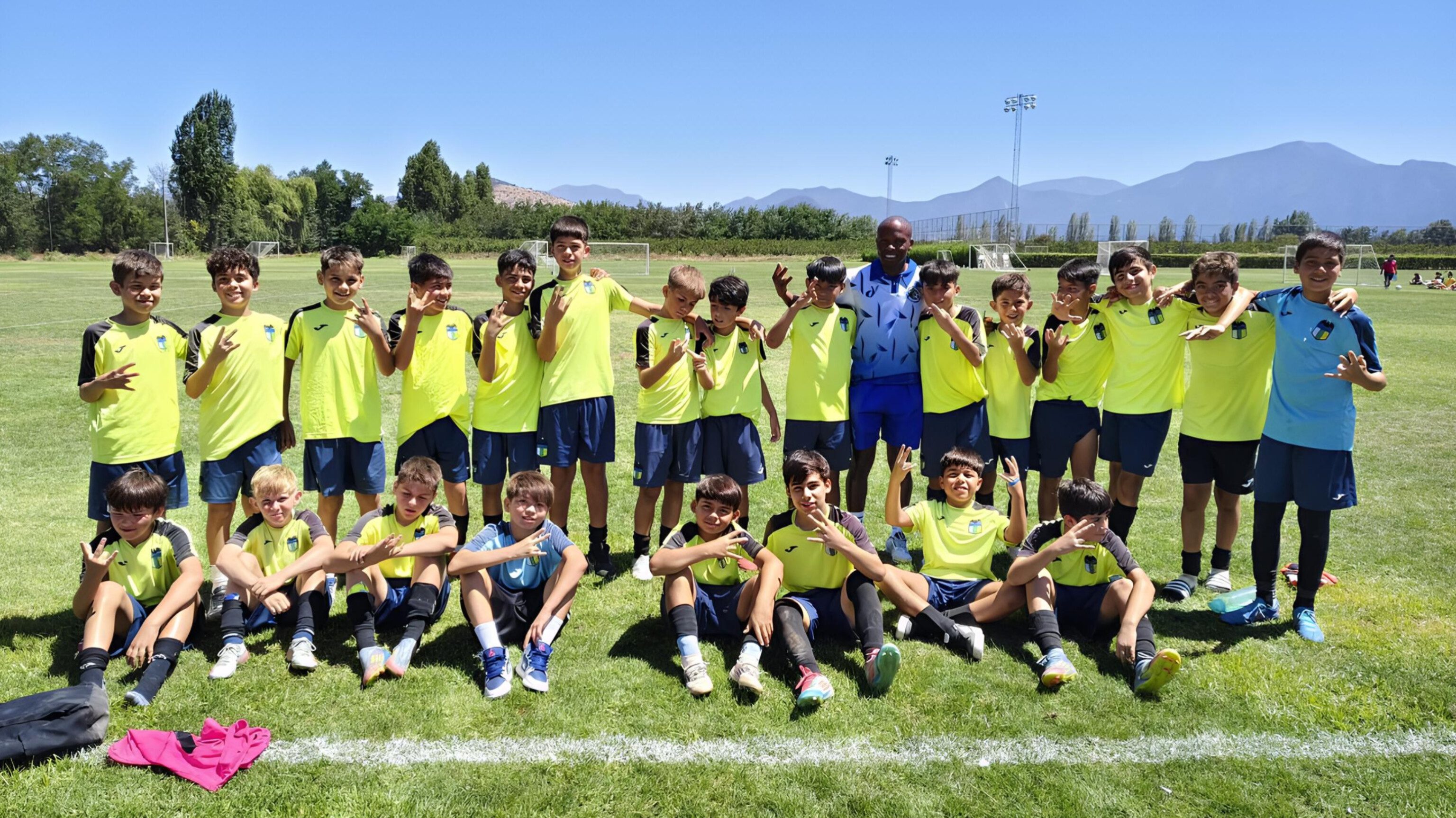 Kagiso Nkoana with youth players of O'Higgins