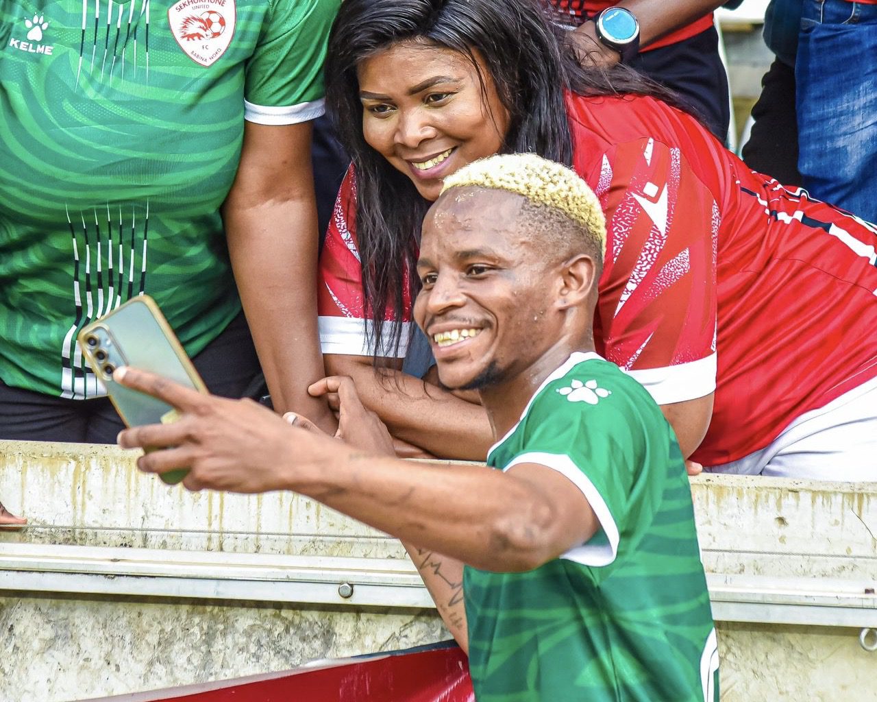 Lehlohonolo Mojela with fans