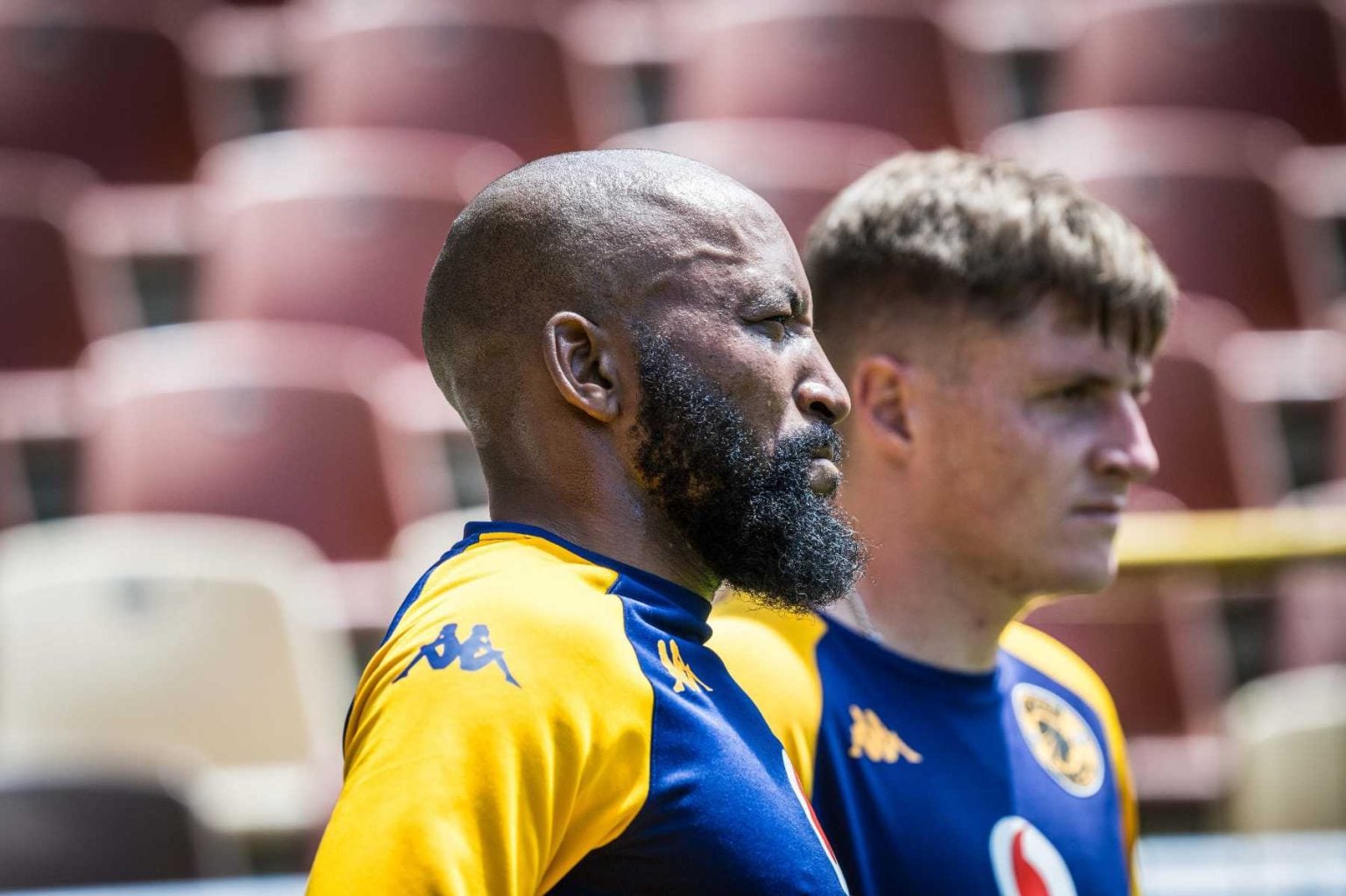 Sibongiseni Mthethwa standing next to Bradley Cross during a training session.