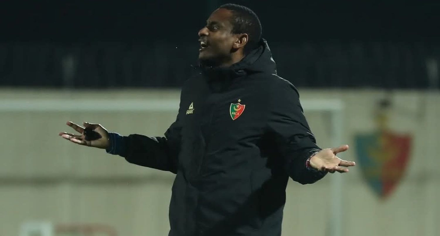 Rulani Mokwena during a match at MC Alger.