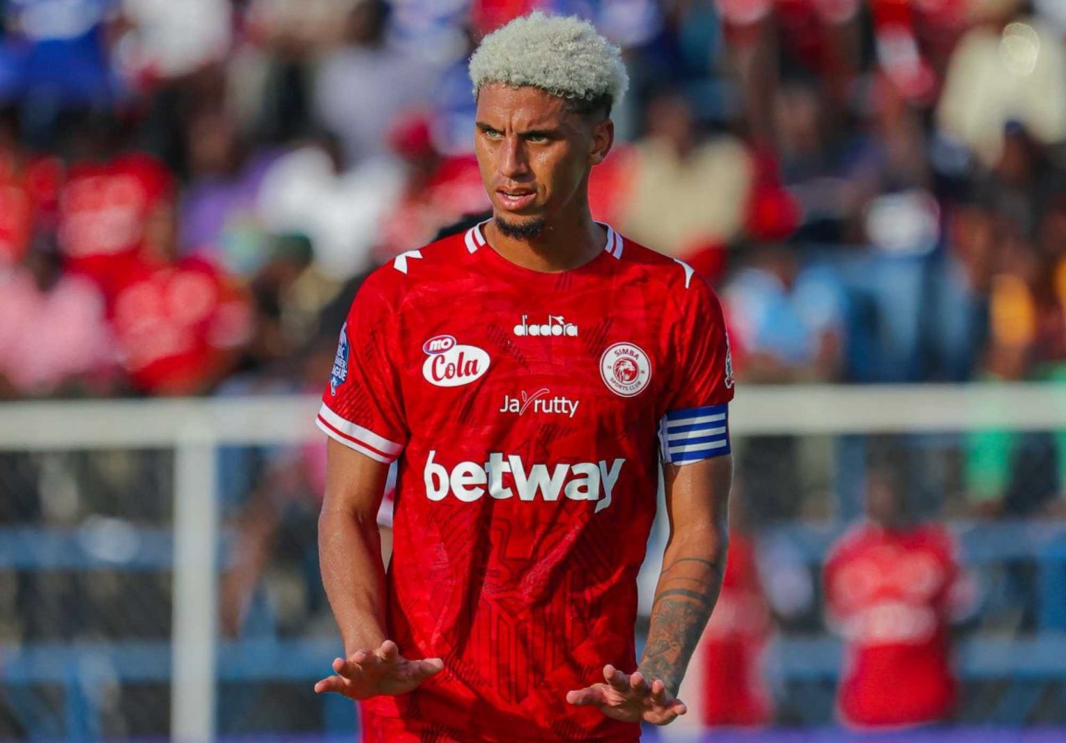 Rushine De Reuck telling his teammates to relax during a League match with Simba SC.