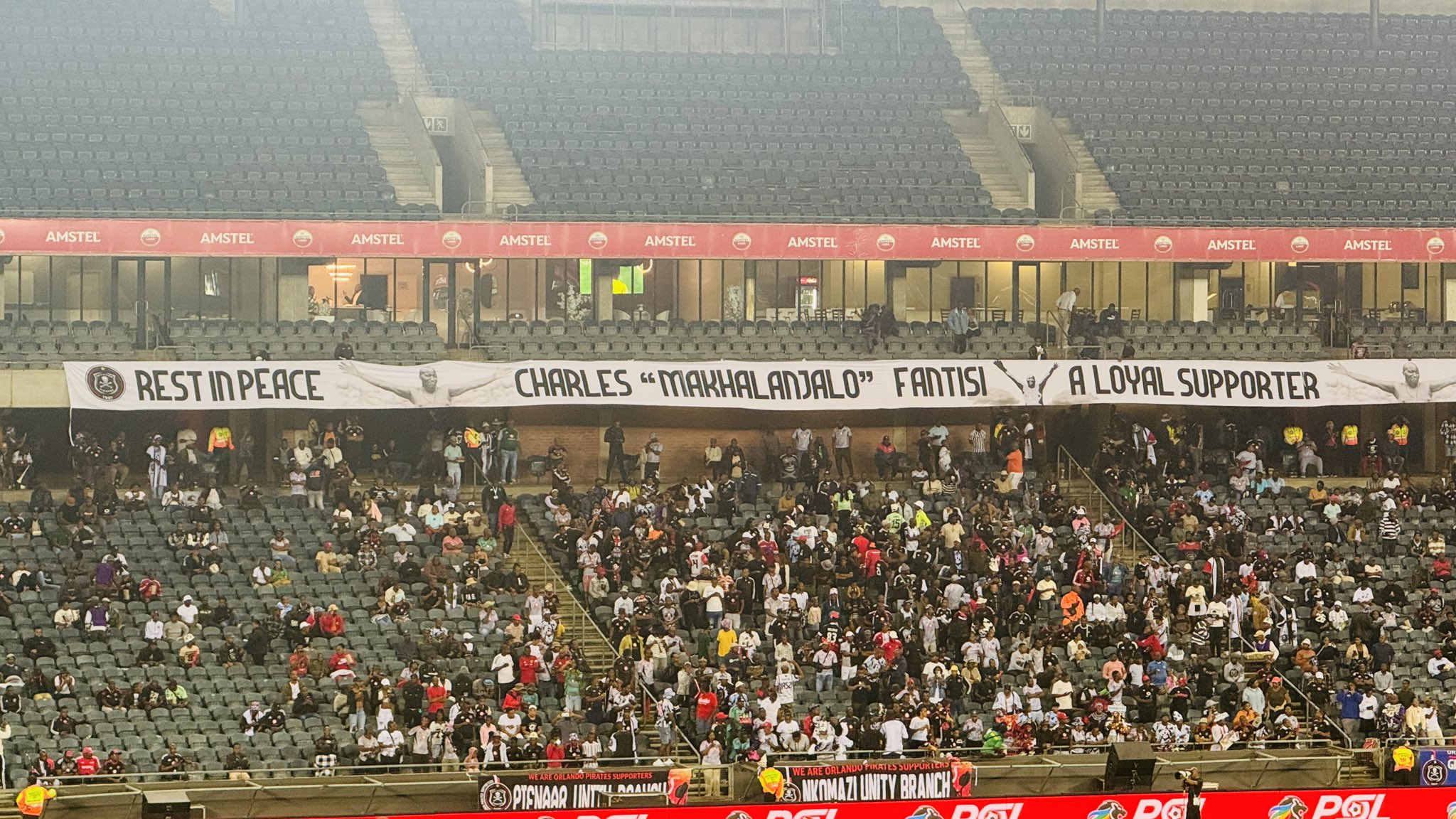 The Orlando Pirates fans unfurled a massive banner for legendary supporter Charles “Makhalanjalo” Fantisi.