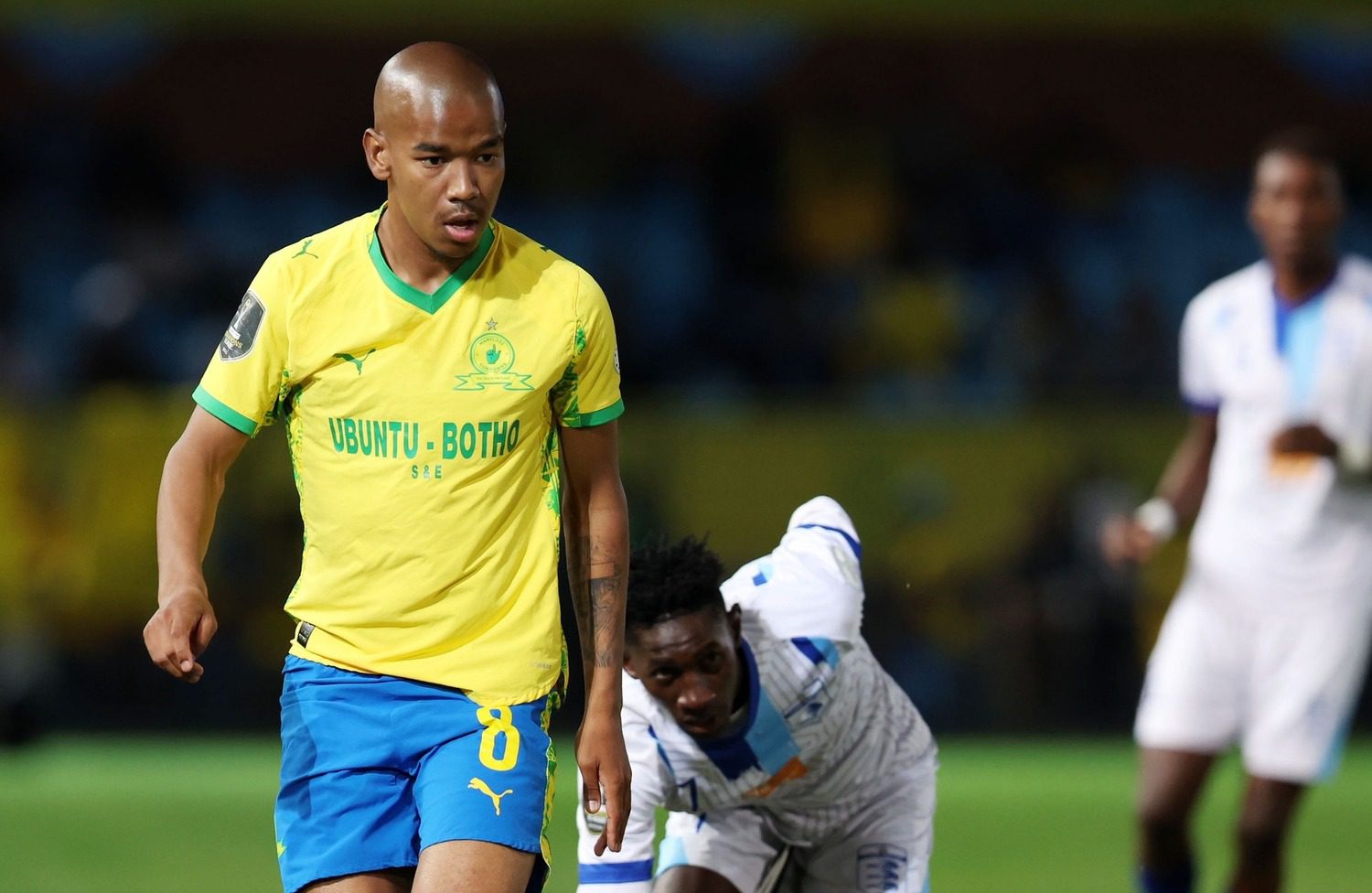 Mamelodi Sundowns star Jayden Adams beating a Stade Malien player
