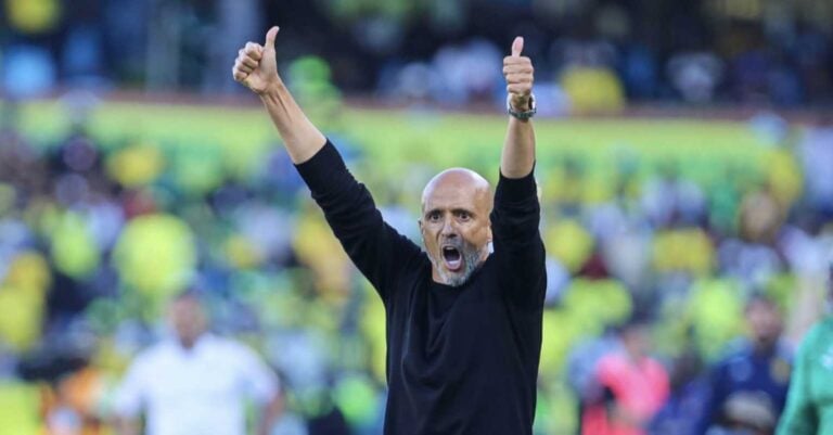Miguel Cardoso giving thumbs up during a league match